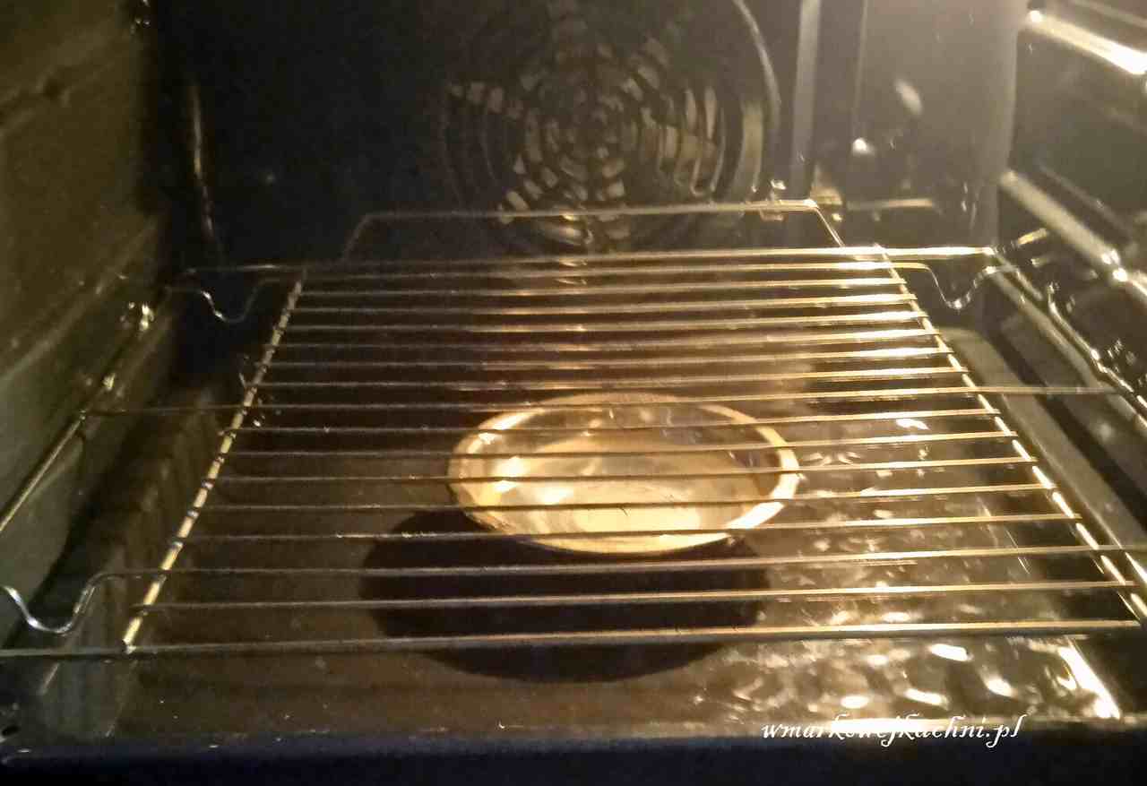 Miska z wodą w piekarniku