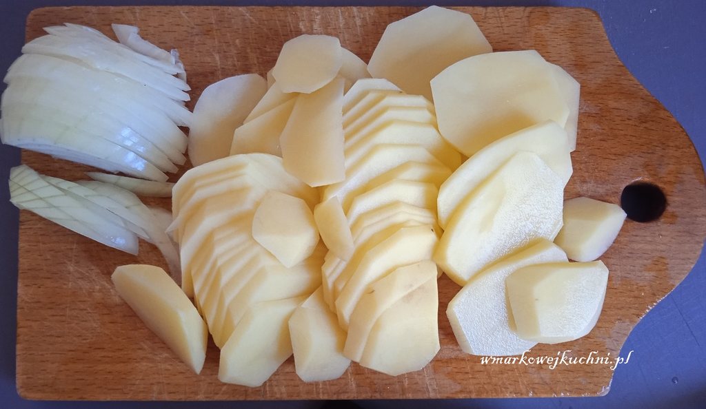 Pokrojone ziemniaki i cebula