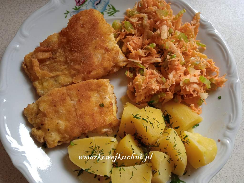 Ryba na talerzu z ziemniakami i surówką