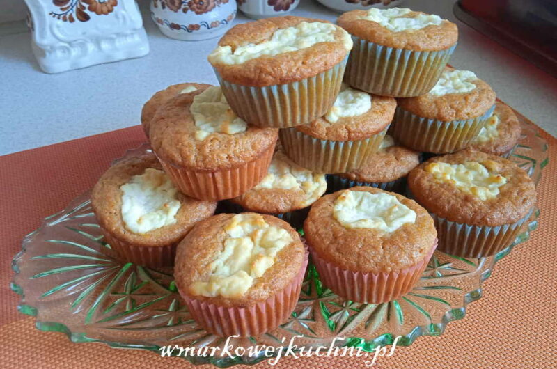 Muffinki marchwiowe z masą twarogową