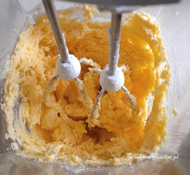 Ucieranie masła z cukrem