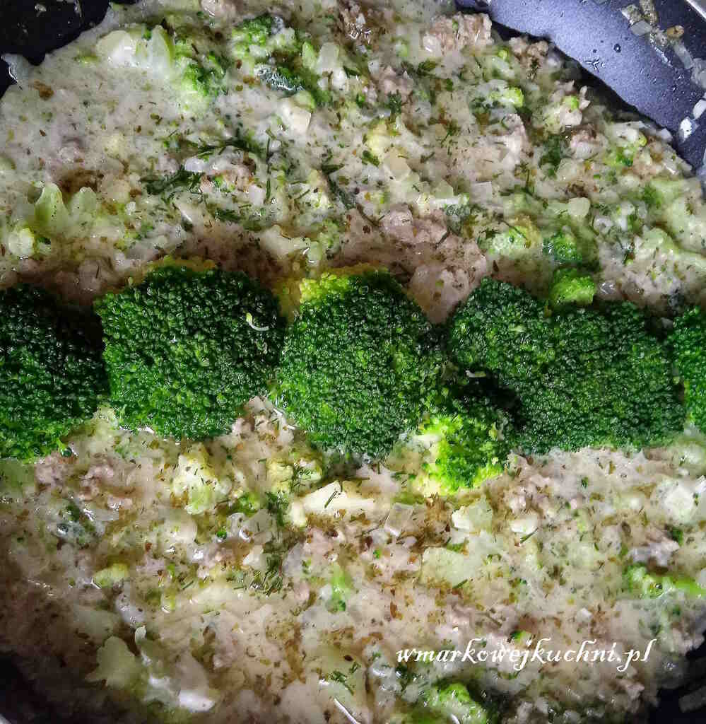 Gotowy sos mięsno -  brokułowy