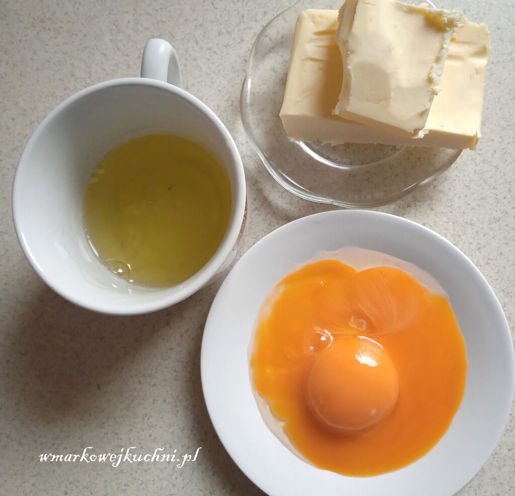 Zimne masło i żółtka oddzielone od białek