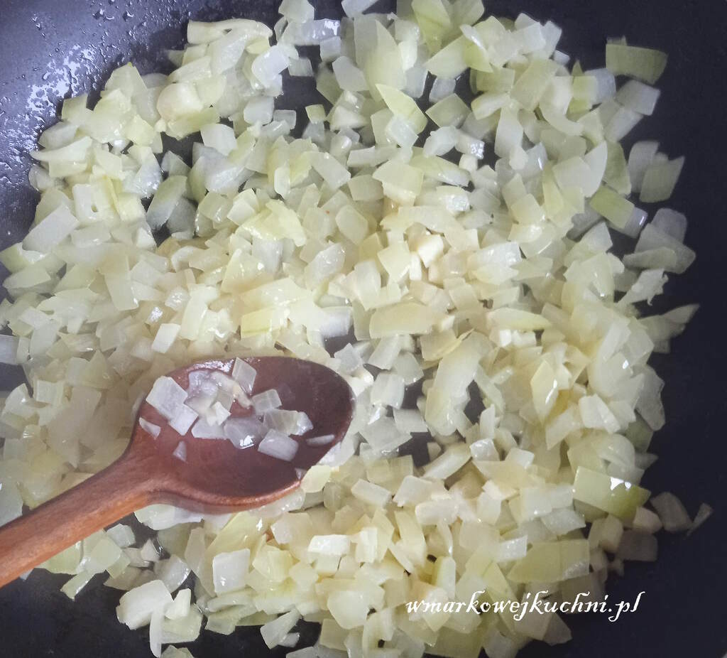 Smażenie cebuli czosnkiem