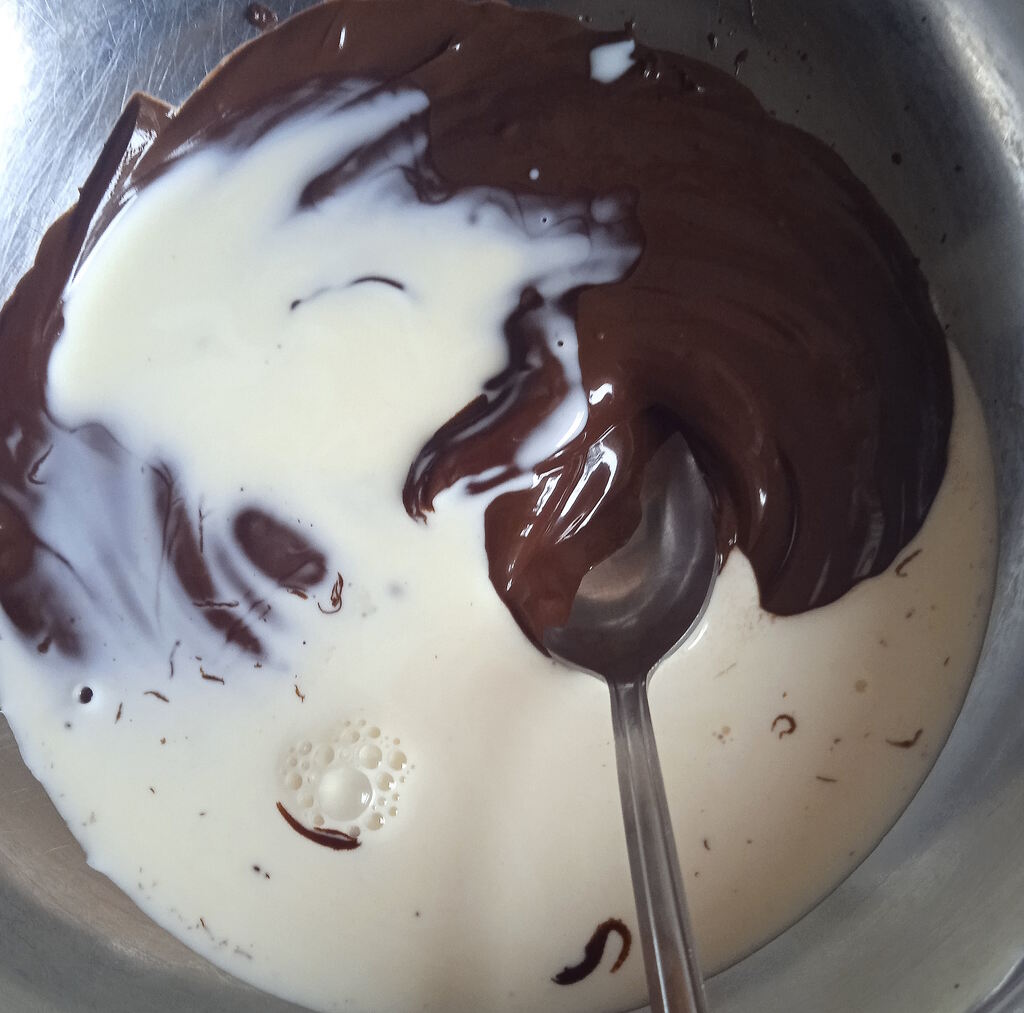 Rozpuszczanie czekolady w gorącej śmietance