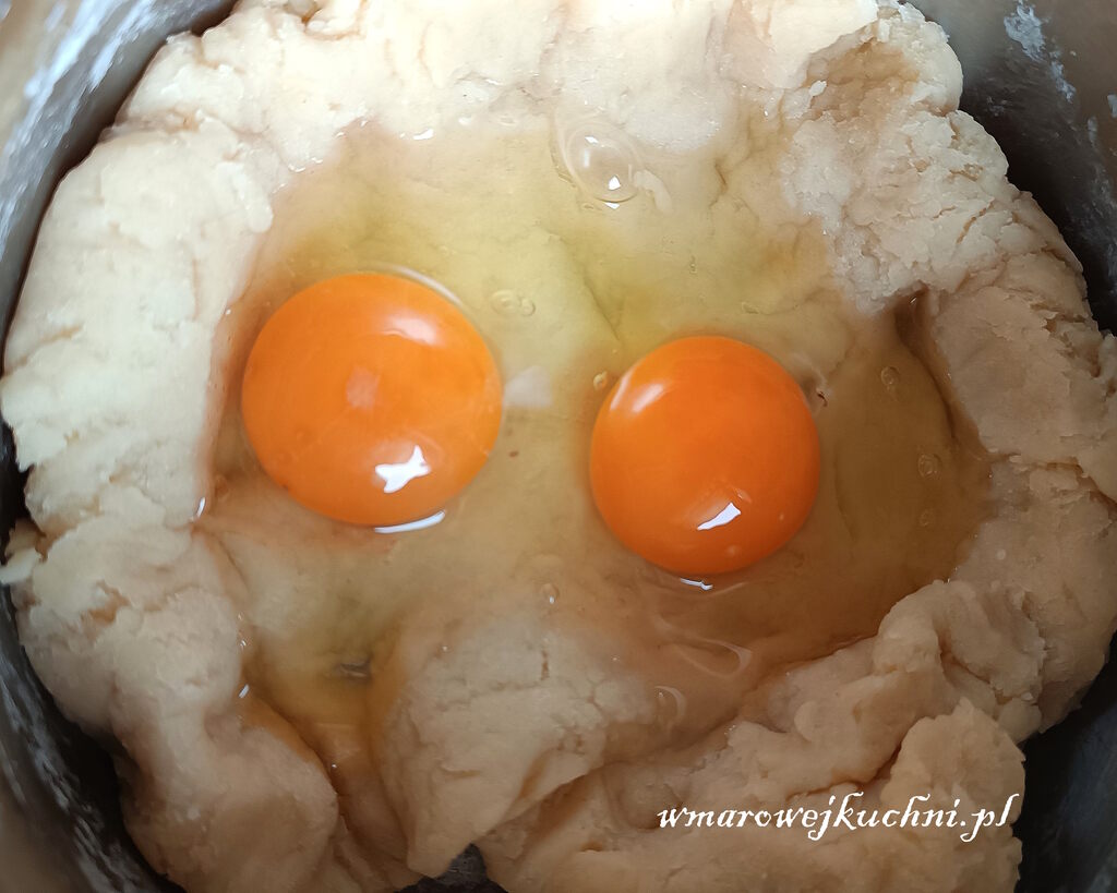 Dodanie jajek do ciasta parzonego