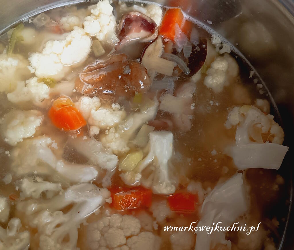 Gotowanie zupy grzybowej z kalafiorem